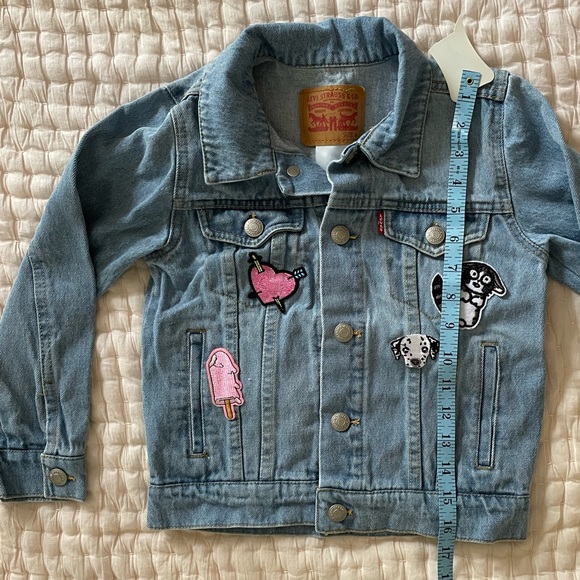 Levi’s little girls Sz 5/6 Kids Trucker Denim Jacket with curated patches - Picture 4 of 15